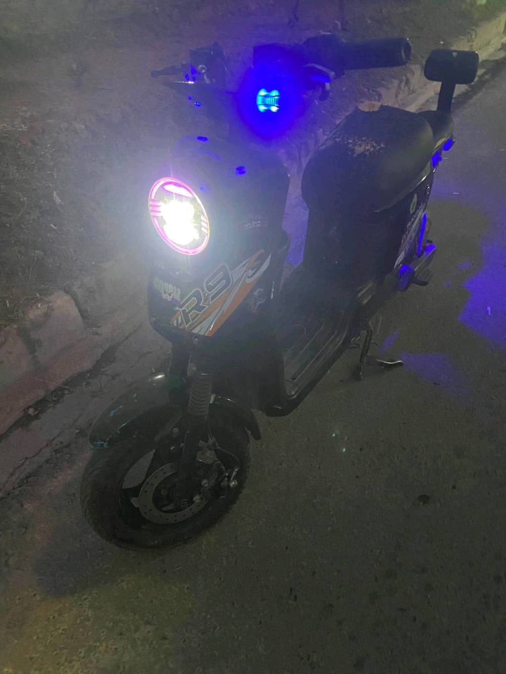 مطار شحن بالبطاريتين السعر 250 ابي مجال