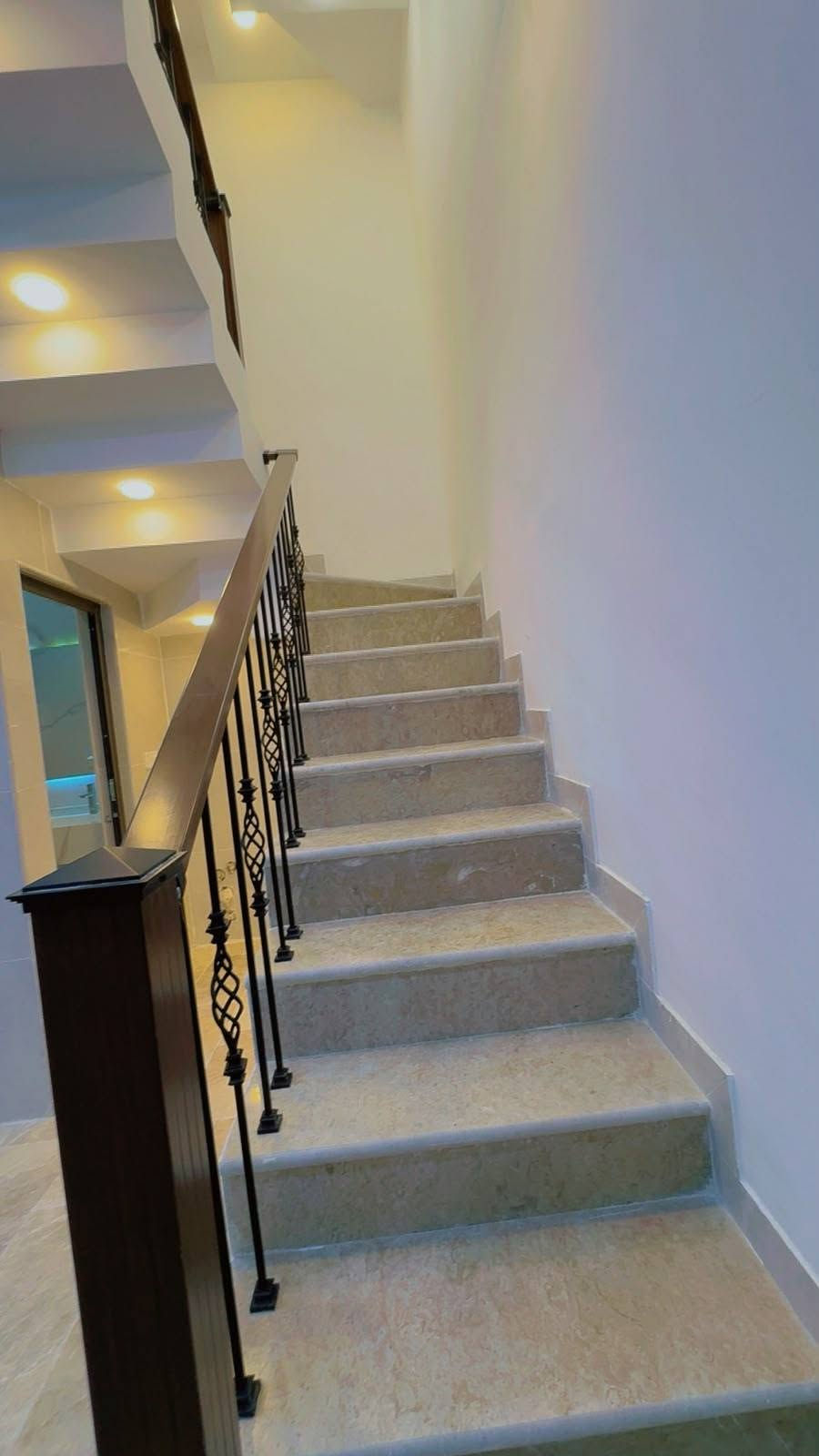سلام عليكم مشتمل  عدد ( 1)50 متر للبيع ركن 🏡
دار واحد ركن
 واجهه 5
نزال 10متر 
بناء حديث درجه اولى 
يحتوي على صاله ومطبخ وحمام 
الطابق الثاني
غرفتين نوم.  حمام. عدد 2
طابق الثالث غرفه نوم وسطح 

العنوان :: الامن الوطني مقابيل شقق حي الصدام السكني السعر خاص رقم الهاتف ***********
