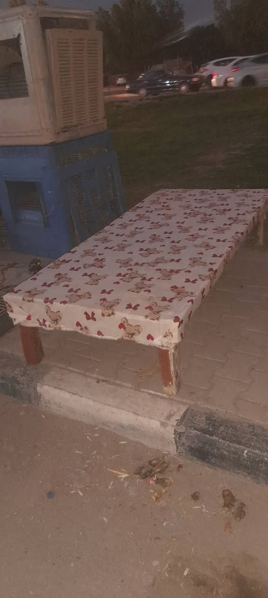 سلام عليكم يوجد تخت جربايه خشب ام النفر كبير وصغير المجهز لبيع وشراء اثاث والاجهزه الكهربائيه المنزليه عامه العنوان نجف حي عدن مقابل الطحان صباحاً وعصراً حي الوفاء شارع الخدمي المطار الصب ***********ضرغام يوجد خدمة توصيل طلبات بالكروه داخل النجف
