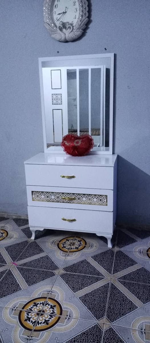 السلام عليكم غرفة نوم للبيع نظيفه مابيها ضرر حلوه ونظيفه حيل السعر ب 350 بيها مجال للشراي رقم *********** واتساب متوفر
