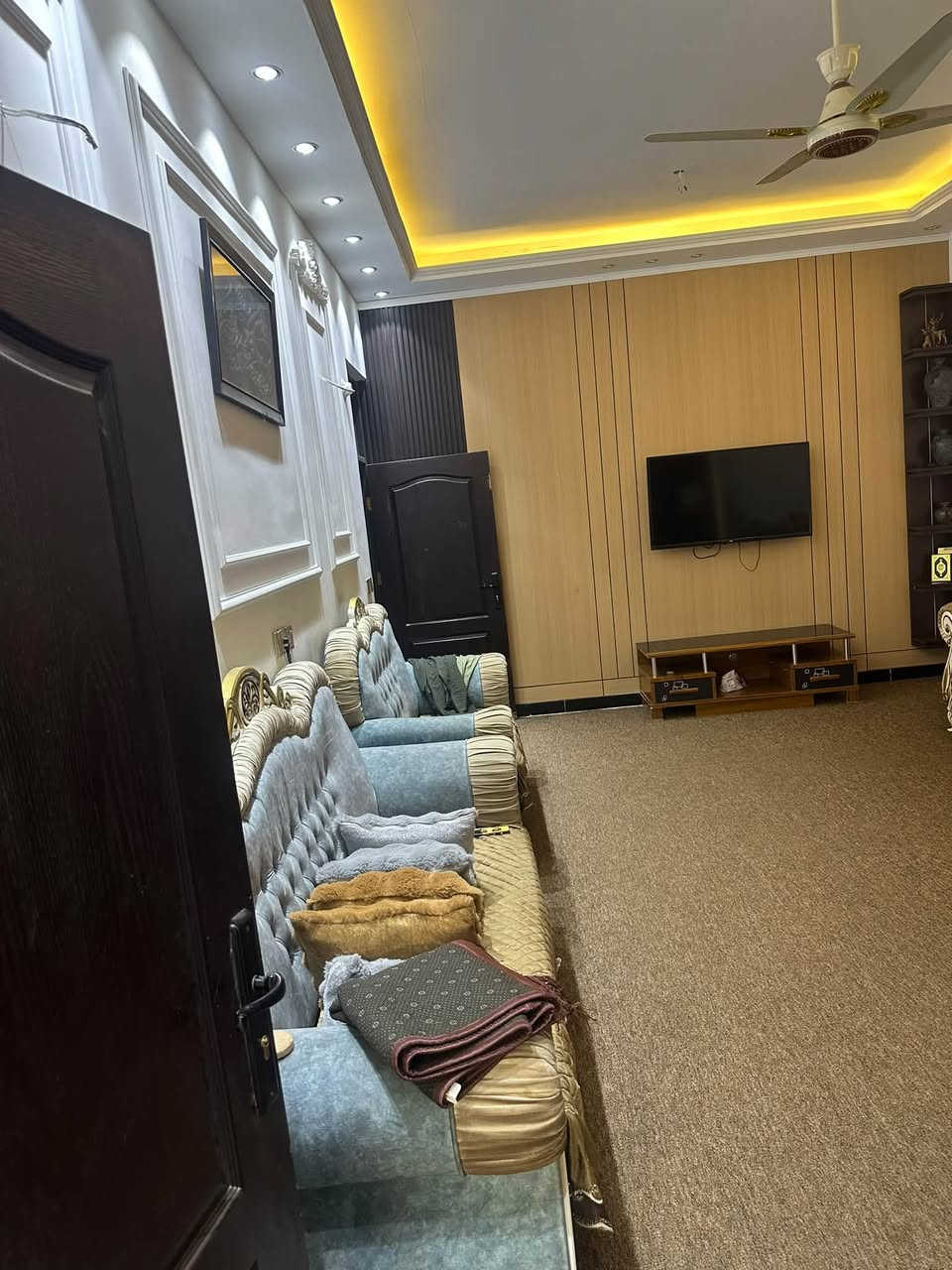 السلام عليكم بيت 200 متر بل بلديات تقاطع الكهرباء  زراعي  كراج استقبال  كلدور صاله درج مدور غرفه نوم كبيره مطبخ مناور  عدد 2حمام كبير وخدمات صاله 
 الطابق الثاني 4 غرف نوم   وحمام وتواليت بالكون 2 سطحين للبيع 
الاتصال ***********
