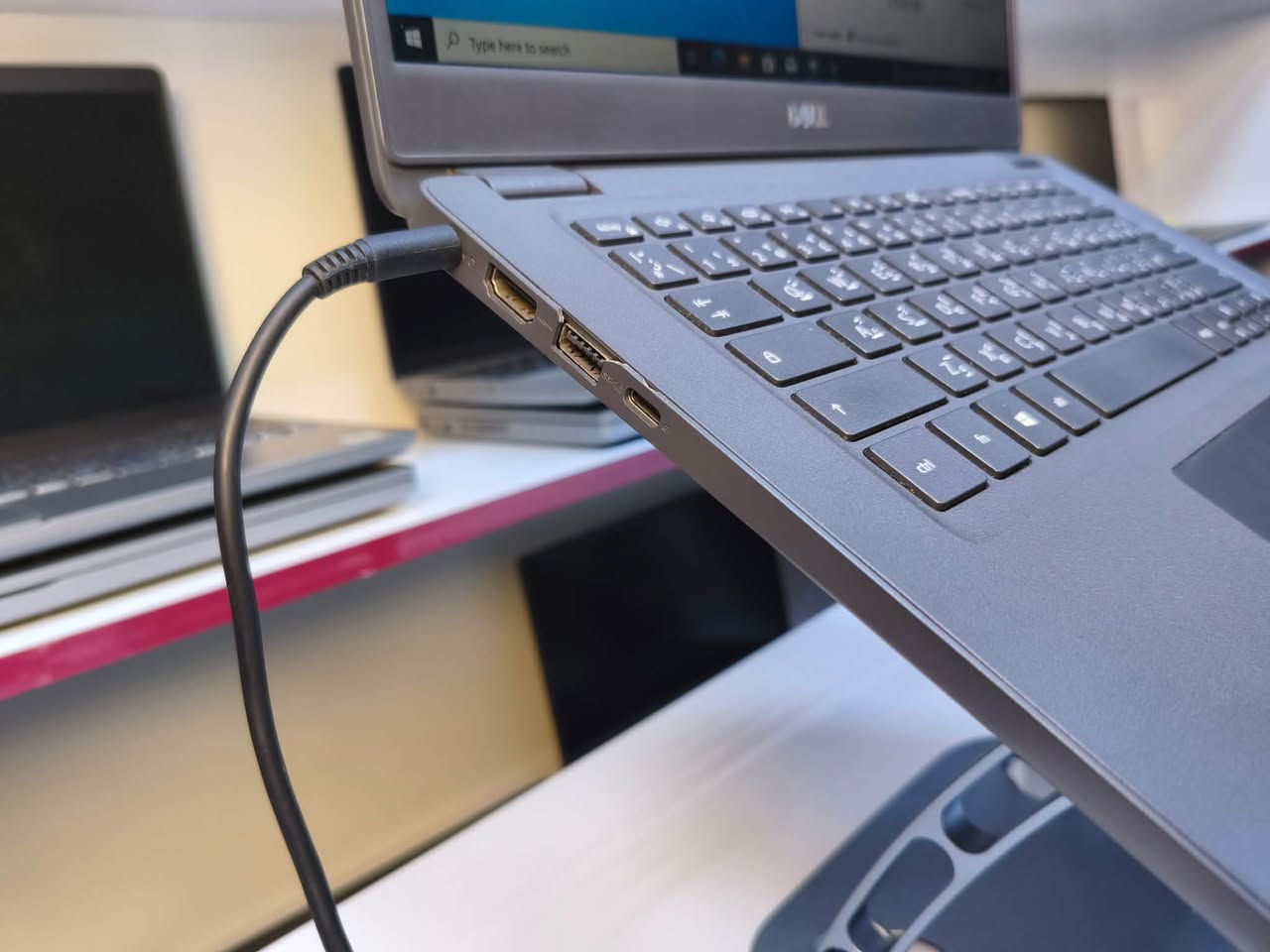 السلام عليكم لابتوب Dell  ليتيديو 3410
مواصفات راقية كللش السوك صاعد بس هاي سعر فول ومواصفات فول لكن بيهة بعض الاضرار البسيطة كللش بالكفر متاثر مواصفاتهة بالصور  رايدهة ب 265 الف بغداد الامين الثانية نواب الضباط قرب مركز شرطة الامين 
***********

نص مكتوب في الصور:
- DirectX Diagnostic Tool
- System Display Sound Input
- This tool reports detailed information about the DirectX components and drivers installed on your system.
- If you know which area is causing the problem, click the appropriate tab above. Otherwise, you can use the "Next Page" button below to go to each page in sequence.
- System Information
- Current Date/Time: 09 September 2026, 20:49:26
- Computer Name: DESKTOP-3S8IS61
- Operating System: Windows 10 Pro 64-bit (10.0, Build 19045)
- Language: English (Regional Setting: English)
- System Manufacturer: Dell Inc.
- System Model: Latitude 3410
- BIOS: 1.32.1
- Processor: Intel(R) Core(TM) i5-10210U CPU @ 1.60GHz (8 CPUs), ~2.1GHz
- Memory: 8192MB RAM
- Page file: 2488MB used, 7384MB available
- DirectX Version: DirectX 12
- Check for WHQL digital signatures
- Help
- Next Page
- Save All Information...
- DxDiag 10.00.19041.3636 64-bit Unicode Copyright © Microsoft. All right
- Task Manager
- File Options View
- Processes Performance App history Startup Users Details Services
- CPU
- 39% 2.52 GHz
- Memory
- 3.2/7.8 GB (41%)
- Disk 0 (C:)
- SSD
- 97%
- GPU 0
- Intel(R) UHD Graphics
- 0%
- GPU
- 3D
- Copy
- Video Decode
- Video Processing
- Shared GPU memory usage
- 3.9 GB
- Utilisation
- GPU Memory
- 0.1/3.9 GB
- Shared GPU memory
- Driver version:
- Driver date:
- DirectX version:
- Physical location:
- 31.0...
- 16/1...
- 12 (...
- PCI ...
- Fewer details
- Open Resource Monitor
- Type here to search
- أيام حارة قادمة
- 20:51
- 09/09/2026