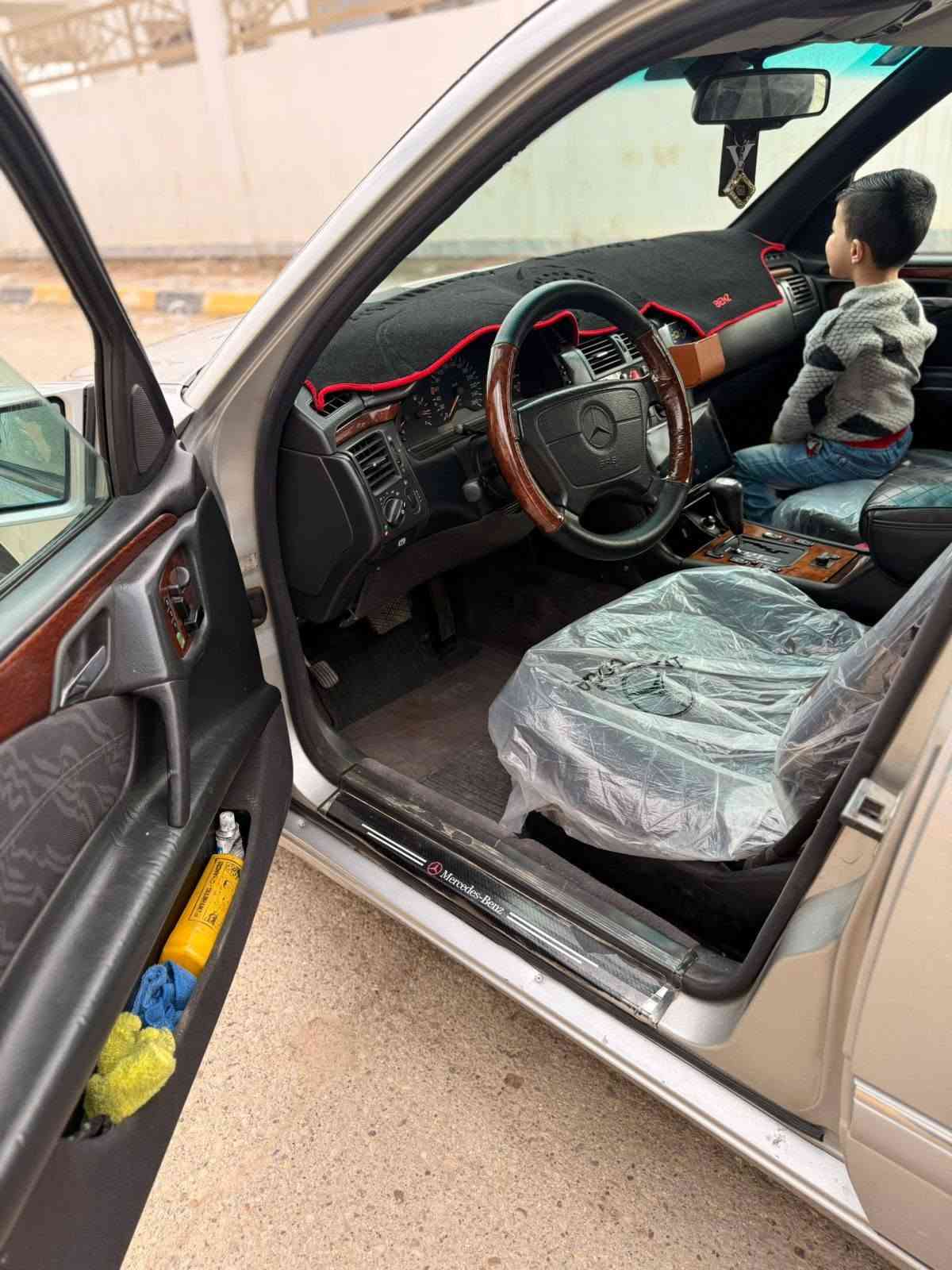 للبيع مارسيدس ام عيون موديل 97 مواصفات فول واحد على واحد رقم بغداد بسمنه محرك 6 سلندر خراطيم مرغوب مكفوله من الضربه صبغ عام جماليه مكانهه واسط الكوت ترهم مراوس السعر 95 ورقه  ***********.   ***********
