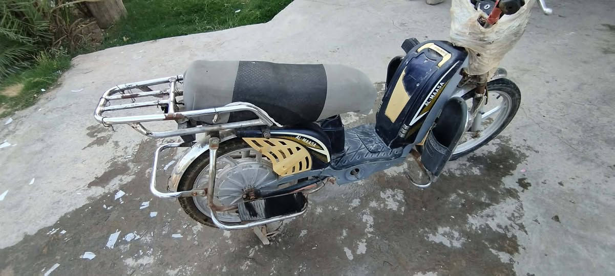 ​🚴‍♂️ دراجة شحن للبيع بسعر مناسب جداً 🚴‍♂️
الحالة: كشر ونظافة 70% مثل ما موضح بالصور.

​الأغراض الشغالة: البريك قوي وشغال + الضوء شغال.

​النقص: البطاريات واقفة وتحتاج تبديل فقط.

​السعر: 95 ألف (وبيها مجال بسيط للطيبين).

​📍 العنوان: الفلوجة - النعيمية (قرب البانزين خانه).

📞 للتواصل والاستفسار: ***********
