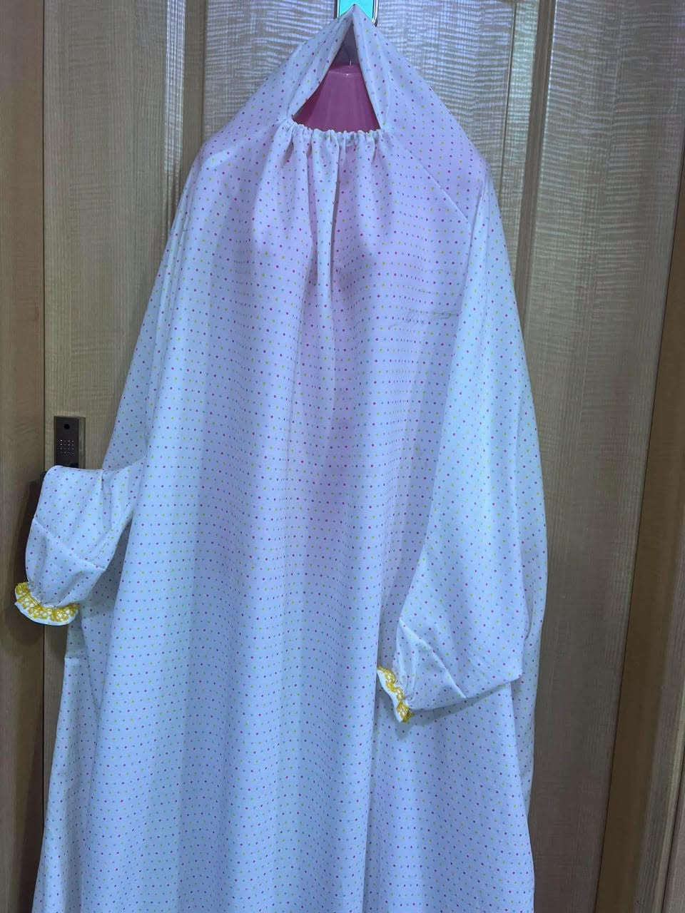 رفتةى نويژ بو فروشن

***********

نص مكتوب في الصور:
- عابای
- نیژفریسایز
- قوماش کریشه
- ئاسایش و شیک
- قوماش ناعم و ههناسهدر
- مناسب بو روژانه
- نرخی
- 10,000
- دهههزار دینار