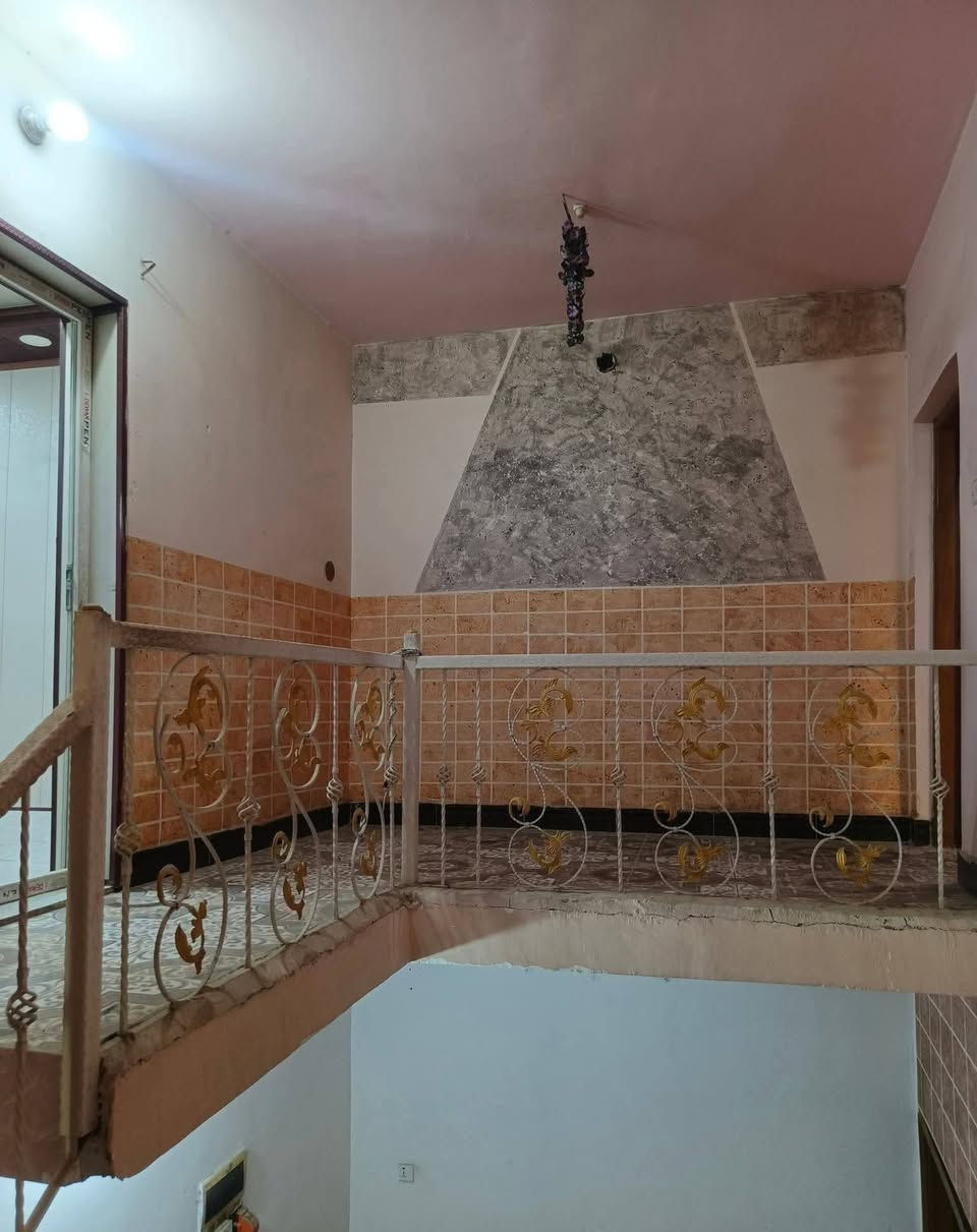 دار سكنية مميزة للبيع في موقع استراتيجي حيوي
الموقع: حي الطيارة، موقع ركن مميز بالقرب من أسواق العائلة (قريب من كافة الخدمات).
المساحة: 100 متر مربع (زراعي سند 25).
الأبعاد: الواجهة 6 أمتار | النزال 16.5 متر | الشارع 8 أمتار.
تفاصيل البناء والتقسيم:
الطابق الأرضي: غرفة نوم واسعة، صالة استقبال، هول داخلي، مطبخ، مجمع صحيات (داخلي وخارجي)، مناور للتهوية، وطارمة.
الطابق الثاني: غرفتا نوم، هول، مخزن إضافي، وسطح.
السعر: 135 مليون دينار عراقي (قابل للتفاوض البسيط للجادين).

للاستفسار  
[ ‏‪***********‬‏ ]
