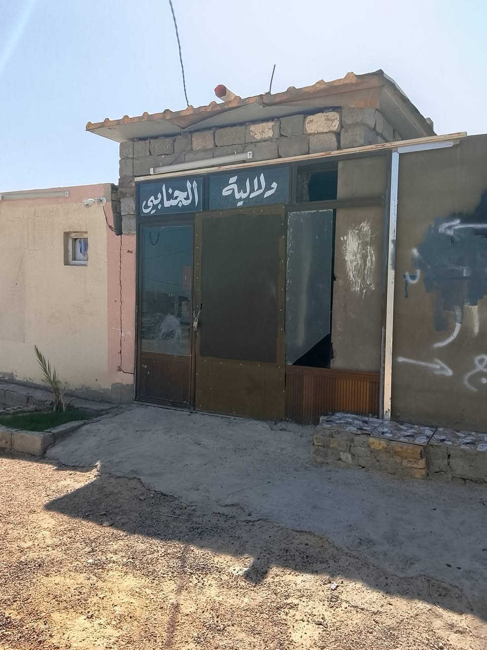 السلام عليكم بيت للبيع المساحه 200 م فول البيت الأساس طابوك البناء بلوك العكادة طابوك نهروان غرفتين وصاله ومطبخ واستقبال وحمامات وساحه بيت وحديقة مسيجة ومحل كامل مكاشيف اثنين مكاني الكوفه شارع المعمل خلف اسواق حسين رماحي بشارع المحولة قرب ابو ثامر المختار يم جامع الامام المهدي ع سعر البيت 45 وبي مجال وهاذة رقمي للتواصل ***********
