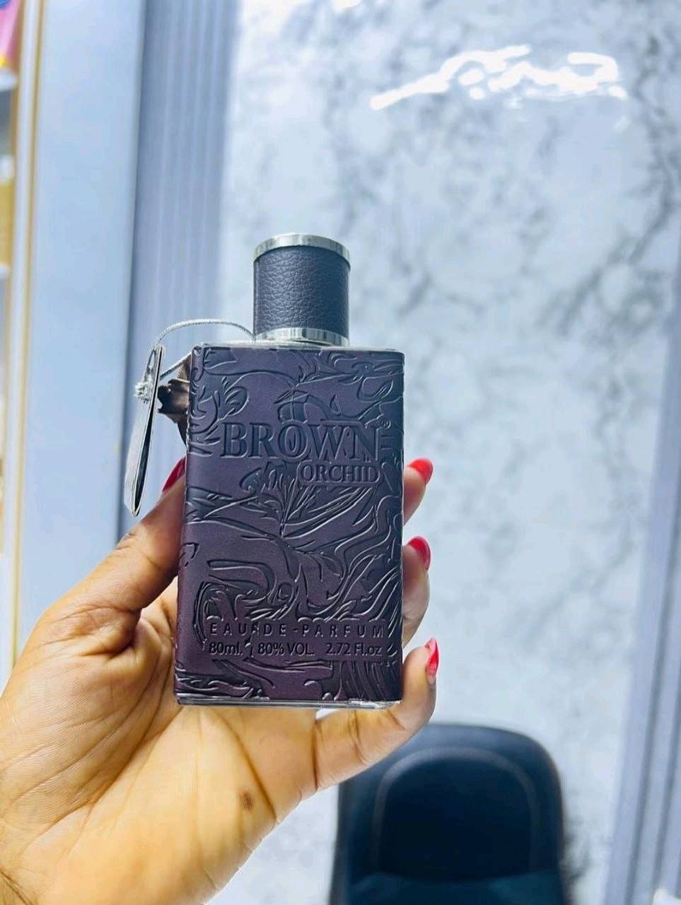 🤎  عطر دارك براون أوركيد  DARK BROWN ORCHID 🤎
       🔥عطر رجالـي أصلي🔥

يأتي عطر براون اوركيد بمجموعة مكونات ساحره لها تأثير خاص ع الحواس
هو أحد العطور الجذابه تركيبة هذا العطر جذابة ، ومتطورة ، وغامضة
 عطر مثير جدا وذو ثبات عالي عطر دارك براون أوركيد الإسم وحده يكفي لترى مدى هذه الفخامة والروعة والاناقةأناقة في إختيار الإسم ، أناقة في تركيبة العطر ، روعة وجاذبية وإثارة 🎩 ..

يفتتح عطر براون اوركيد مكوناته بالفلفل الوردي، البرتقال المر والسرو. يتضمن قلب عطر براون اوركيد كل من الزنبق ومسك الروم، اما القاعدة فتضم كل من كريمة الكستناء، الفانيلا، البتشولي والاوركيد البني.

المكونات العليا
يفتتح عطر براون اوركيد مكوناته بزهرة الايلنج، الياسمين والحمضيات؛ التي تنعشك. يمتزج كل من الزبيب الاسود و الكمأ الاسود؛ لتوفير رائحة غنية فريدة من نوعها.

المكونات الوسطى
يضم عطر براون اوركيد في قلبه كل من المكونات الخشبية، الفاكهية والوردية. توفر لك المكونات الوردية روائح منعشة ترضي الحواس. يقدم اللوتس رائحة الفواكة المغرية.


السعر 15الف وبي مجال 
🚘يوجد خدمة توصيل لجميع محافظات العراق  🚘
