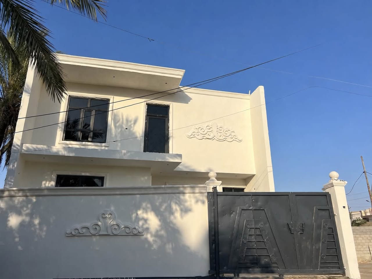 دار للبيع 🏠 مساحة 154 متر طابو زراعي تحويل مباشر العنوان شارع 40 الصوفية قرب (جامع المتقين)يحتوي على ثلاث غرف وصالة وديوانية + الطابق الثاني سويت كامل حمامات عدد 2 ومطبخ +كراج سيارة البيت بناء جديد 2026 السعر 75 مليون وقابل للتفاوض/للاستفسار الاتصال ***********
