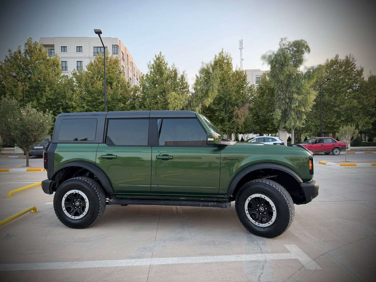 Ford Bronco 2023
4 Torbo
مواسەفات (Base)
5 دوگمە 
یەک بست سبوخی هەیە بەبێ داخیلی
گێر و مەکینە و کارەبایات و تەبرید بەشەرت
رەنگ زەیتونی 
ناو قەیسی
شاشە گەورە
5 مۆد لێخورین 
360 پلە کامیرە و رادار
رەقەم شانسی (1FMDE5DH8PLA94357)
رەقەم تەلەفۆن
*********** أربيل, العراق
