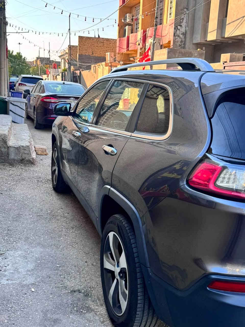 🚘 للبيع – جيب شيروكي ليمتدد أعلى فئة 
💰 السعر 119$
🔹 الموديل: 2019
🔹 المحرك:  2000 تيربو 
🔹 الاستيراد: وارد أمريكي
🔹 رقم السيارة: واسط
🔹 مكان السيارة: واسط ـ مركز الكوت 
✨ المواصفات
✅ بصمة للأبواب الأربعة
✅ تشغيل عن بُعد (Remote Start)
✅ مثبت سرعة
✅ رادار أمامي
✅ مانع انزلاق
✅ نظام تعليق ذاتي
✅ مصابيح أمامية LED
✅ حساسات ضغط الإطارات (TPMS)
✅حساسات خلفي ستوب اوتوماتيك 
✅ كشنات كهربائي 
✅ فتح وغلق الجنطه كهربائي 
✅ المرايا الجانبيه قلاب مع البگ
✅ تخم اطارات جديد

📌 حالة السيارة محرك مفتوح وبيها مجال للشراي 
للتواصل رقم الهاتف ‏***********‏
