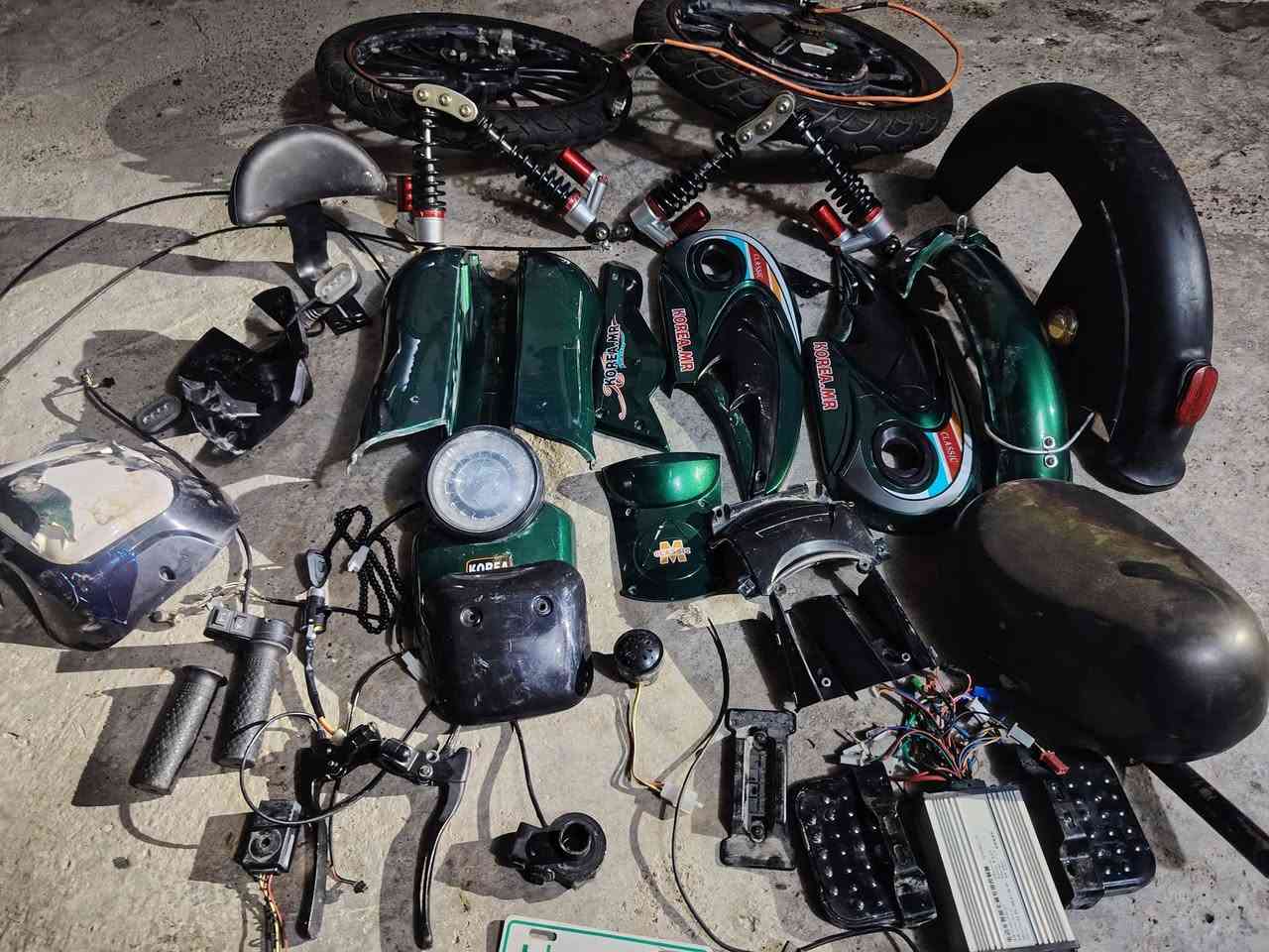 سلام عليكم غراض قطع  بايسكل شحن  للبيع مستخدمات 4اشهر  عقل انتة وحضك شغال لو لا بريكات امامي خلفي شغالات جدد كفرات جدد تاير امامي جديد بس نفخ تاير وملف خلفي شغال وجديد گلوب هورن جوزة جديدة دبلات ثنين خلفي شغالات اشاير امامي خلفي شغالات دولاسات سكليترات شغالات قاعدة بطارية ستاند ضهر جامرلغ  امامي  خلفي درع ما ذاكرة بل تصوير ستاند موبايل وشاحن واقية شاشة  الاستفسار ***********
