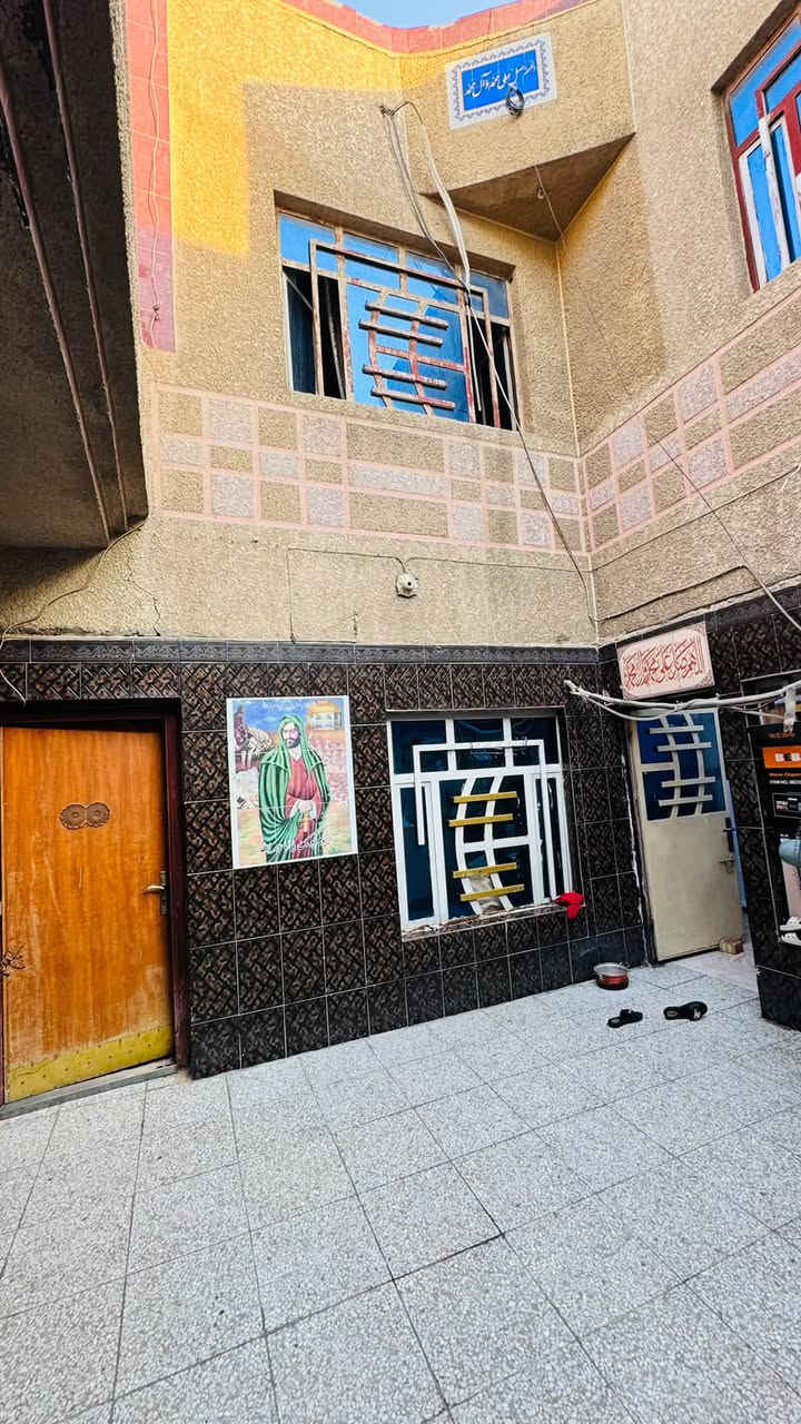 السلام عليكم
بيت للبيع مدينة الصدر قطاع ٩ قرب ساحة ٥٥ 
مساحة البيت ٨٤ متر 
واجه ١٠.٥ والنزال ٨
البيت طابقين 
للاستفسار اتصل على الارقام 
***********
***********
