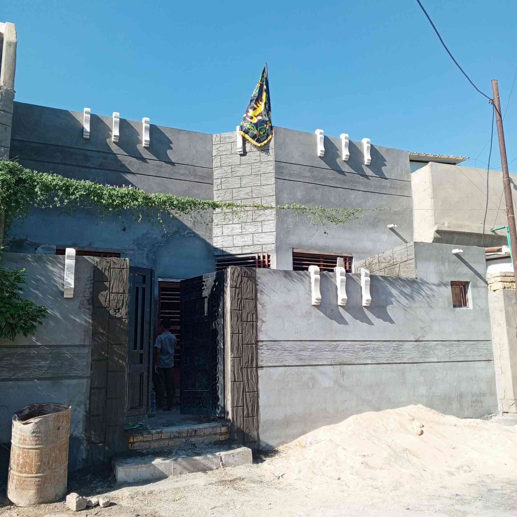 السلام عليكم بيت للبيع المساحه ١٢٠سند ٢٥البيت عگاده بناء درجه اولى نقص بورگ وارضيه حي جسمان شارع التكيه سعره مناسب  ***********

