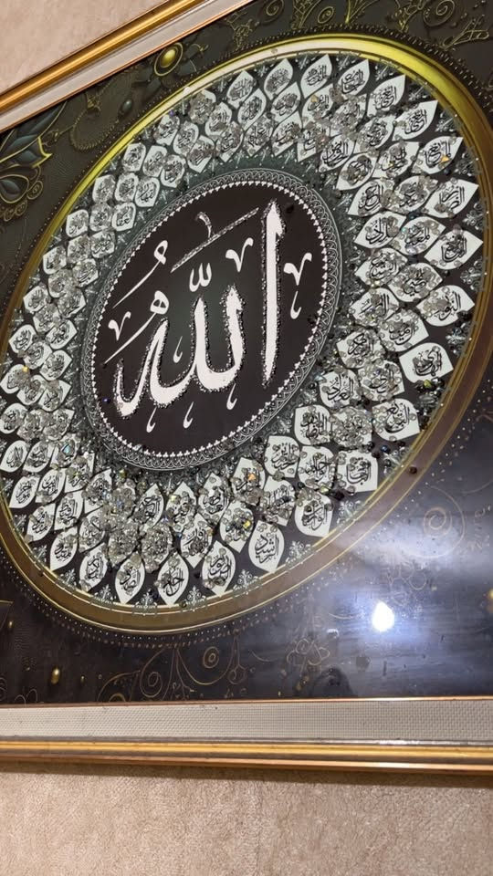 غراض نظيفات الي يحب يتواصل على الواتساب
‭***********‬

نص مكتوب في الصور:
- ابرو للهدايا ebrogifts Follow
