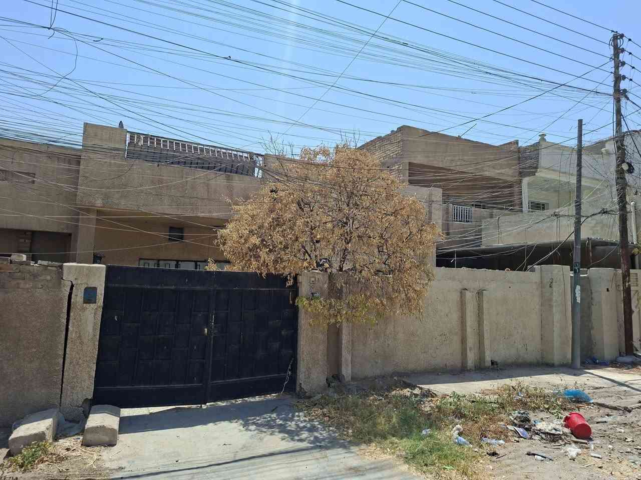 السلام عليكم بيت للبيع حي الرفاق شارع 20. شارع المدارس المساحه 200 متر للأستفسار الاتصال على الارقام 
***********
***********

