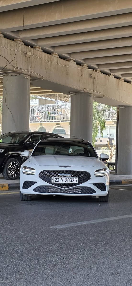 🏁 للبيع: جينيسيس G70 - فئة Sport Prestige (فل كامل) 2023
سيارة تجمع بين الفخامة المطلقة والأداء الرياضي الجبّار، تتميز فئة سبورت برستيج بأعلى المواصفات التقنية والجمالية من شركة جينيسيس.
⚙️ المواصفات الفنية والأداء:
 * المحرك: 3.3L V6 Twin-Turbo (توين تيربو) يولد قوة 365 حصان.
 * ناقل الحركة: أوتوماتيك 8 سرعات مع تبديل من المقود (Paddle Shifters).
 * نظام الدفع: (خلفي RWD).
 * المكابح: نظام Brembo عالي الأداء بصبغات حمراء رياضية.
 * نظام التعليق: تعليق إلكتروني متكيف لتوفير راحة قصوى أو ثبات رياضي.
🛋️ المقصورة والرفاهية:
 * المقاعد الجلدية (Nappa Leather): مقاعد من جلد النابا الطبيعي مع تطريز "الماس" (Quilted) الفاخر، الذي يعطي مظهراً كلاسيكياً ورياضياً في آن واحد.
 * بطانة السقف (Suede Headliner): سقف السيارة الداخلي والجوانب مغطاة بجلد "السويد" (الشمواه) الناعم، مما يمنح إحساساً بالفخامة العالية.
 * التدفئة والتبريد: مقاعد أمامية مزودة بخاصية التبريد (Ventilation) والتدفئة، مع نظام تدفئة للمقود أيضاً.
 * نظام الذاكرة الذكي (IMS): حفظ وضعيات الجلوس للسائق، مع تعديل كهربائي للمقعد في 16 اتجاه لضمان الراحة التامة.
 * لوحة العدادات الرقمية (3D Cluster): شاشة عدادات مقاس 12.3 بوصة تعرض المعلومات بتقنية ثلاثية الأبعاد فريدة تتغير حسب وضعية القيادة (Sport, Eco, Comfort).
 * الديكورات الداخلية: لمسات من الألومنيوم الحقيقي (Spin-brushed Aluminum) على الكونسول الوسطي والأبواب لتعزيز الطابع الرياضي.
 * العزل الصوتي: زجاج أمامي وجانبي مزدوج (Acoustic Laminated Glass) لتوفير هدوء تام داخل المقصورة وعزل الضوضاء الخارجية والرياح.
 * نظام تكييف ذكي: تكييف أوتوماتيكي مزدوج المناطق مع مستشعر لنسبة ثاني أكسيد الكربون لضمان نقاء الهواء داخل السيارة.
 * النظام الصوتي: Lexicon Premium بـ 15 سماعة لتجربة صوتية محيطية.
 * الشاشات: شاشة ملاحة مقاس 10.25 بوصة مع لوحة عدادات رقمية ثلاثية الأبعاد (3D Cluster).
 * التقنيات: ، وشحن لاسلكي للهاتف.
 * السقف: فتحة سقف واسعة.
🛡️ الأمان والأنظمة المساعدة:
 * نظام الرؤية المحيطية (كاميرات 360 درجة).
 * رادار تحديد المسار، ونظام منع التصادم الأمامي، ونقاط عمياء تظهر في العدادات.
 * نظام تثبيت السرعة الذكي (Smart Cruise Control).
📋 تفاصيل السيارة الحالية:
 * اللون الخارجي: [ أبيض]
 * اللون الداخلي: [بيجي]
 * الممشى: [ا38000K/M]
 * حالة الضرر: [ضرر السيارة الاساسي دبلات السيارة الصدر + الويل +جاملغ امامي جهة السائق]
تم تصليح الصدر وتبديل تخم ويل بلادي قياس 19 تو سايز+تخم تايرات جديد نوع اطلس 
النواقص (كامرة امامية + رادار امامي)
📞 للتواصل والاستفسار: [***********]
📍 الموقع: [بغداد] بغداد, العراق
