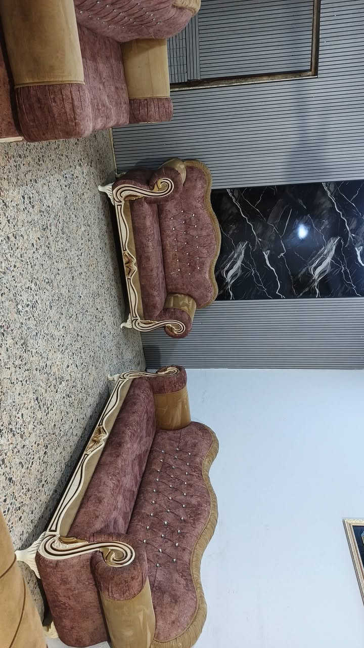 ٨ مقاعد • نضيف • قابل تفاوض