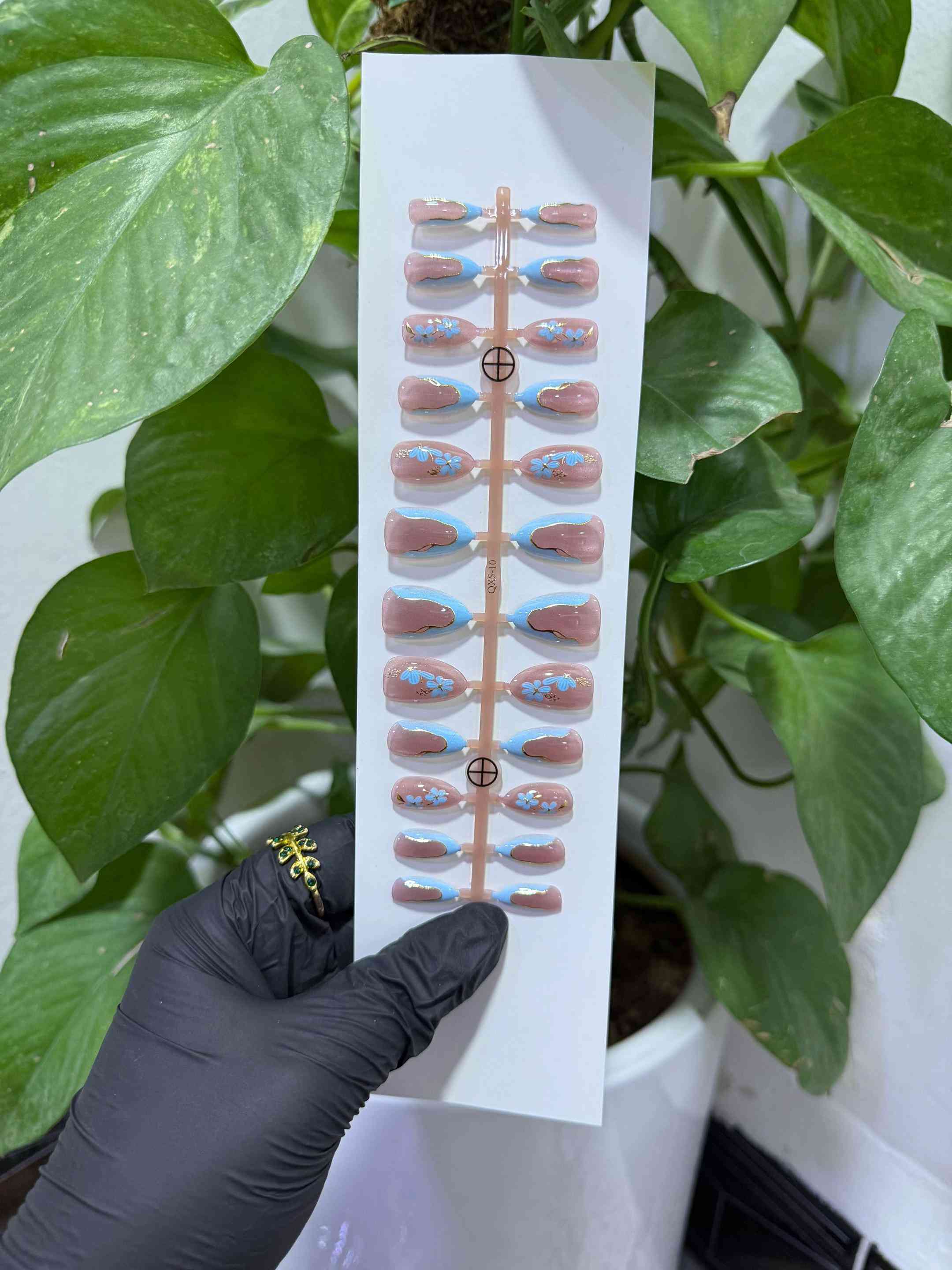 مستحضرات تجميل • مناكير • للبيع