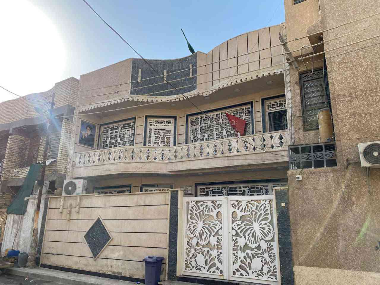 السلام عليكم
🏠 بيت للبيع في البلديات – منطقة ضياء الحلفي

📐 المساحة: 150 م²
📏 الأبعاد: 10 × 15
🏗️ سنة البناء: 2018
🏠 3 طوابق | 5 غرف نوم
✨ بناء نظيف ومرتب وما بي أي نقص
🧱 واجهة حجر حلوة ومرتبة

🔹 الطابق الأرضي:
• استقبال
• صالة كبيرة
• مطبخ حار وبارد
• غرفة نوم
• خدمات
• ترك خلفي

🔹 الطابق الثاني:
• صالة
• 3 غرف نوم كبيرة
• خدمات

🔹 الطابق الثالث:
• بيتونة
• غرفة نوم
• سطح أمامي كبير
• سطح خلفي صغير

📍 العنوان:
البلديات – منطقة ضياء الحلفي، قرب بنزين خانة البلديات، شارع الدخول مال بنزين، ثاني فرع على اليمين 
يبعد عن شارع العام 100 متر. 

📞 للاستفسار والاتصال:
***********
