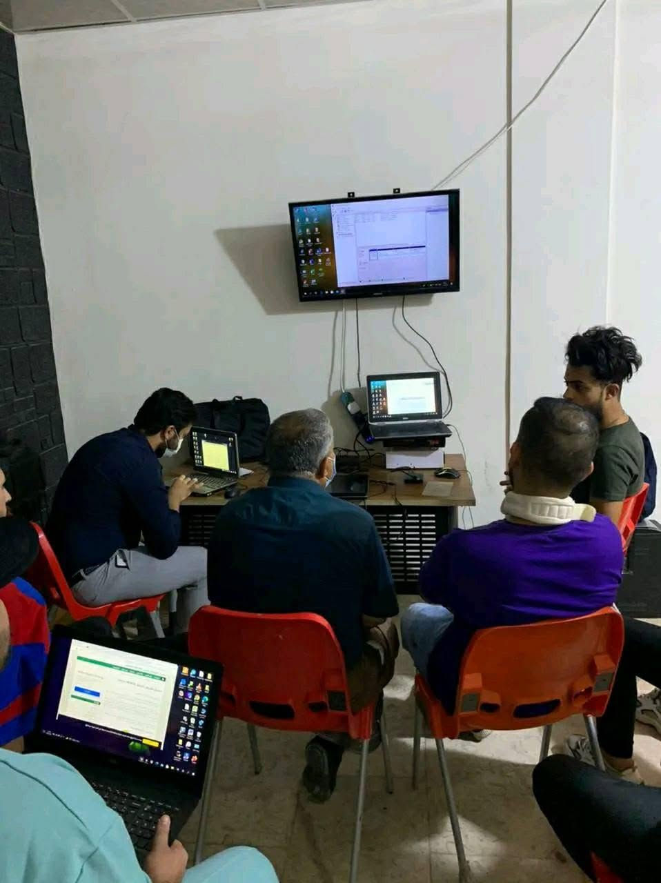 دورة الحاسبات 

1-تعليم استخدام جهاز الحاسبة من الصفر حتى العمل عليه باحتراف 
2-تعليم الطرق الصحيحه لاستخدام جهاز الحاسوب 
3- استخدام برامج الكتابه والرسم على الحاسبه 
4-طريقة فرمتة الحاسبه وبرمجتها 
5- طريقة تنصيب البرامج وازالتها 
6-طريقة اصلاح الريجستري 
+++++++++++++++++++
        صيانة الحاسبة 
1-الطريقه الصحيحه لتشخيص عطل الحاسبه 
2-الطريقه الصحيحه لمعالجة العطل 
3-الطريقه الصحيحه لفتح غطاء الحاسبات 
4-الطريقه الصحيحه لتبديل القطعه العاطله 
5-الطريقه الصحيحه لوجود القطعه المماثله للقطعه العاطله وتبديلها 
6- طريقة زيادة الرام وكرت الشاشه 
7-طريقة تعليم تصفير البايوز 
8- طريقة تبديل الشاشه وربطها بطريقه صحيحه  
9- طرق تنضيف المذر بورد من الكابونات العازله 
10- طريقة دمج الرام 
11- طرق الصيانه الاخره حتى الاحتراف 
 النضري +العملي
البصرة الجمهورية تقاطع معهد النفط قرب الريان سنتر للألعاب فوق قاعه الكوكب للرشاقة الطابق الثالث مصعد اكو *********** اتصال وواتساب البصرة, العراق
