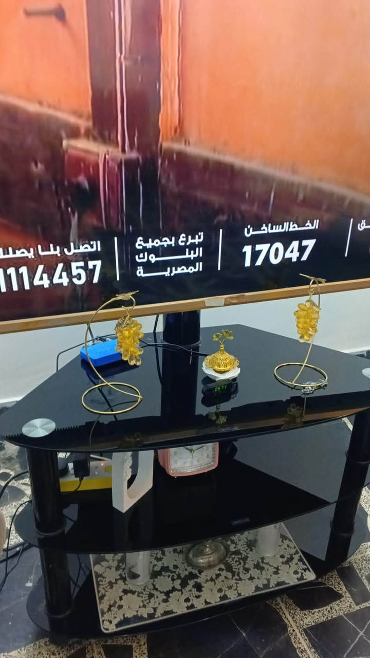 شاشة حجم 50 سمارت مع الميز اي تصليح مداخله سعر 150 الف قفل *********** واتساب موجود
