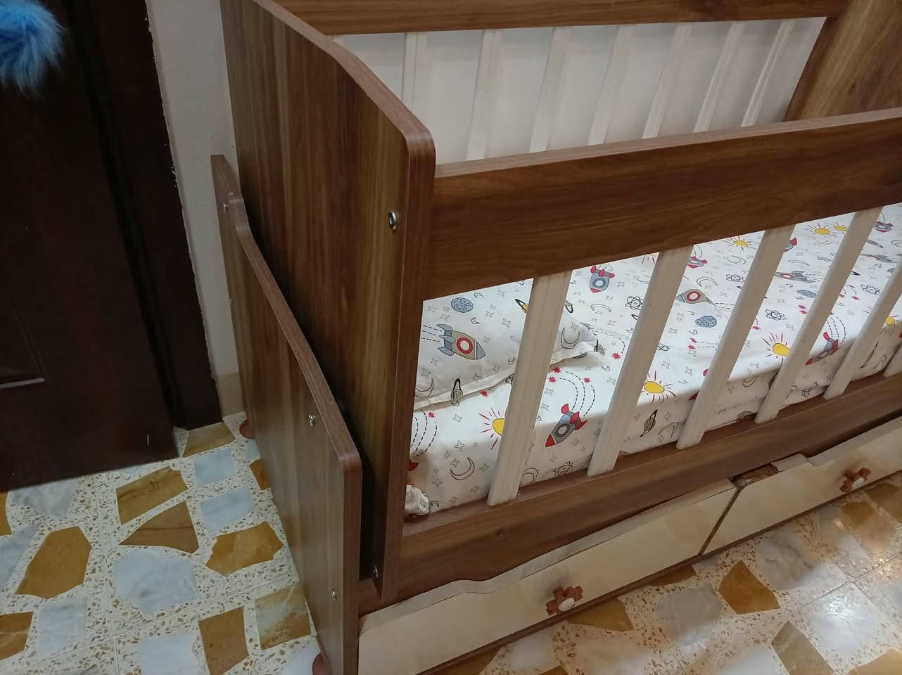 تخت اطفال • مستعمل • دوشك