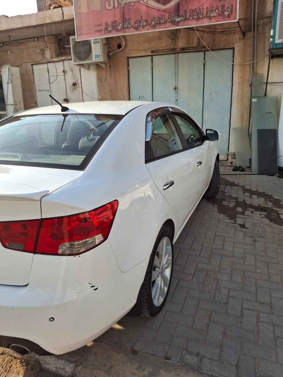 السلام عليكم .مكلف بل نشر تفاصيل ع رقم موبايل للبيع سيراتو ٢٠١٢ اربيل ابيض السيارة مصبوغة قمارة فقط التكم مامصبوغة شرط وبيها باردات قليلة بالبيبان رقم اربيل  محرك وكير شرط  وصدرامامي وتايرات كله جديد السعر ٧٥ ورقة وبيها مجال *********** تكريت شارع الاربعين

