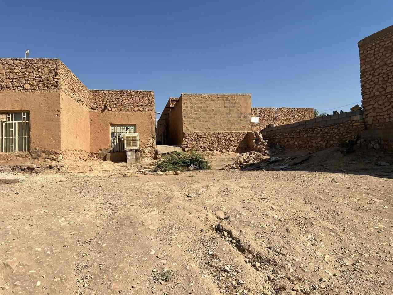 بيت للبيع في بروانه قرب اعداديه صناعه بروانه بظهر السوق منطقه خدمات كامله طابو صرف بظهر عدنان المخلف تبليط مساحه 721 وبي نص وادي لجوا مع البيت السعر 45 وبي مجال ولا اكو سياره اميرهم بيا مراوس حسب الاتفاق ان شاء الله اول اتصال على الرقم ومرفقاتهم صور الدار***********
