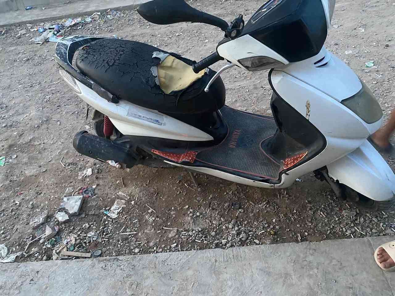 دراجه سكنس دراجه حلوه نكره سلف مكينه حلوه وناعمه نقصه شغلات بسيطه مثل ما تشوف كدامك السعر ٤٥٠ وبيه مجال بسيط حك الجيه الرقم***********
