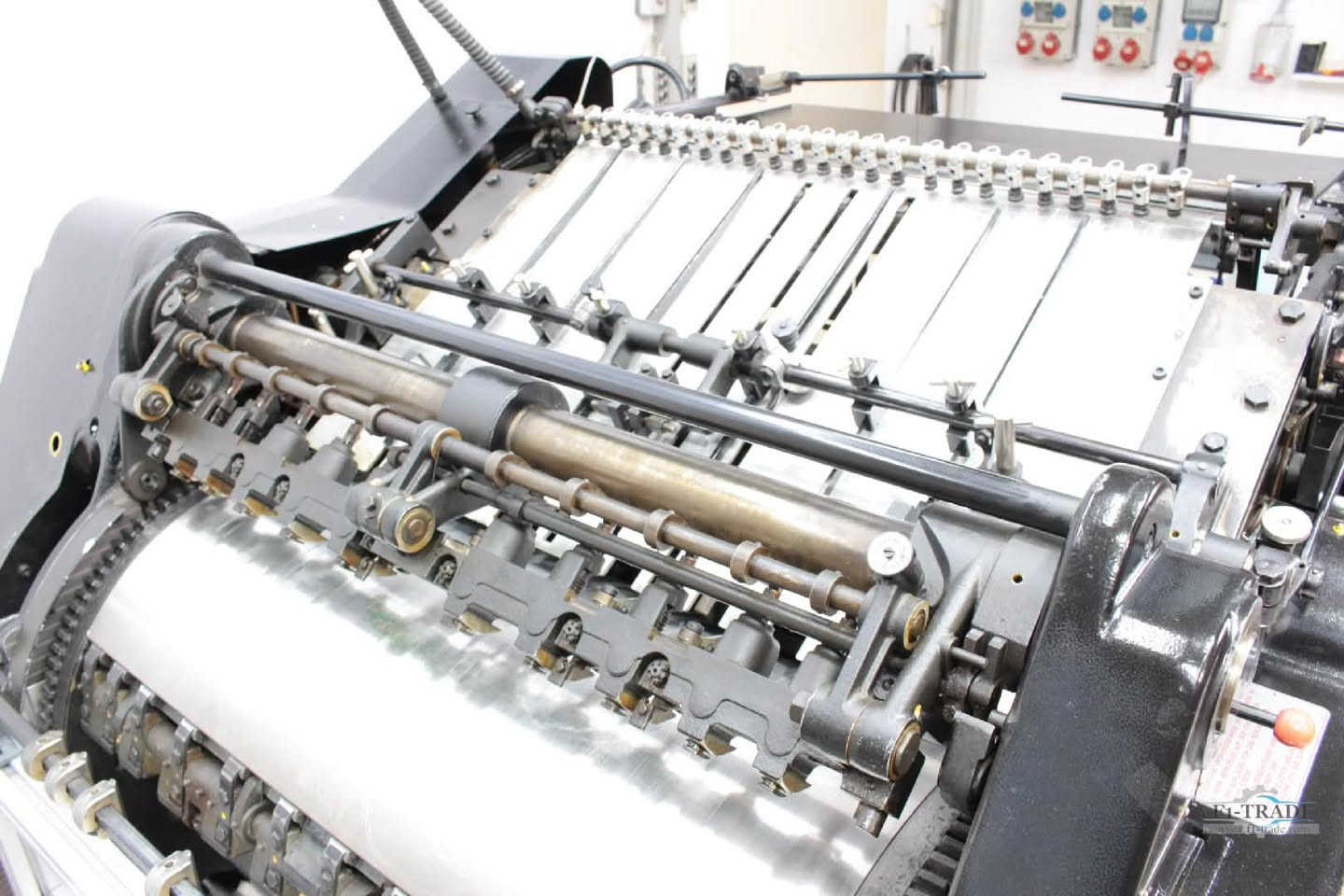 Original Heidelberg Cylinder الألمانية الغنية عن التعريف، موديل SBB.المقاس: 57×82 سم (22.5 × 32.25 بوصة).الاستخدام الحالي: تكسير، ريجير، وقص بدقة وضغط عاليين (تصلح لإنتاج علب الكرتون والتغليف الصناعي).الحالة: الماكينة بحالة ميكانيكية ممتازة، وتعمل بكفاءة عالية، بكامل أجزائها الموضحة بالصور.المعاينة: الماكينة جاهزة للمعاينة والفحص والتشغيل التجريبي في المطبعة قبل الشراء.الماكينة معروفة بقوتها وقدرتها على تحمل ضغط العمل الشاق ومطلوبة جداً في السوق. للجادين فقط، يرجى التواصل عبر الرسائل الخاصة أو الاتصال على الرقم: 
[ ***********].
