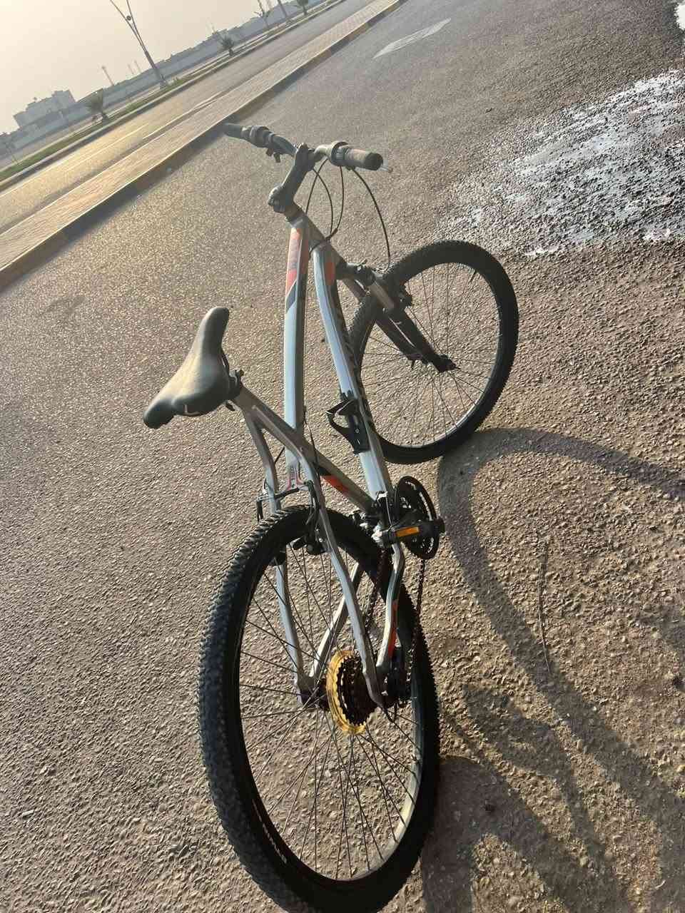 حيث
تمام تتدلل 💪

*مواصفات البايسكل BTWIN:*
- *النوع*: بايسكل جبلي / Mountain Bike
- *الماركة*: BTWIN اصلي
- *الهيكل*: المنيوم خفيف فافون
- *الويلات*: 26 انش
- *السرعات*: 21 سرعة 
- *الدبلات*: امامي + خلفي
- *الحالة*: نضيف بدون اي نقص، جاهز للاستخدام

---

*الاعلان النهائي:*

---
*للبيع بايسكل BTWIN اصلي* 🚴🔥

*المواصفات:*
- هيكل المنيوم فافون خفيف
- 21 سرعة دبل امامي وخلفي
- ويلات 26 انش
- نضيف 100% بدون اي نقص
- جاهز الرياضه والاستخدام اليومي والطلعات

*المكان*: البصرة
*السعر*: 180 الف دينار *وقابل للتفاوض*
*للاستفسار*: 
***********0
(للبيع او المراوس)
