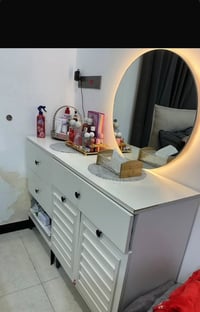 مرحبا غرفة للبيع   ٤ قطع  وانطيكم المجرات هم بيهن ضرر الغرفة نظيفة جدا...