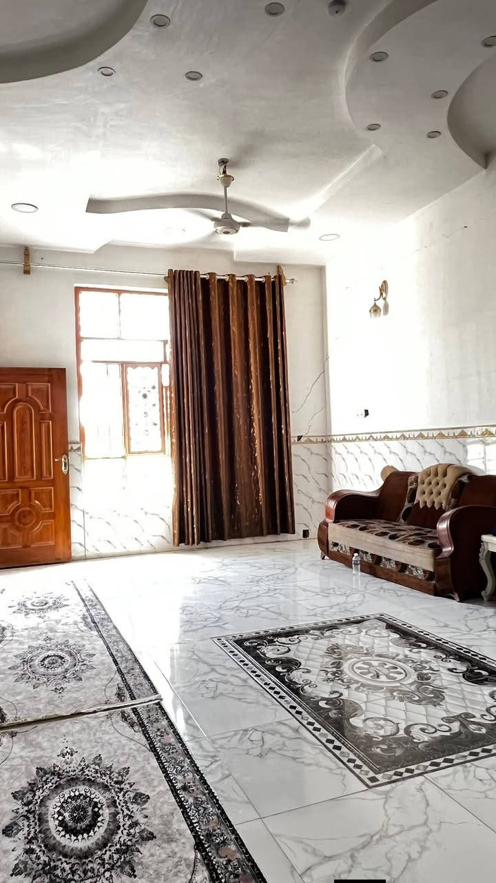 بيت طابو صرف مساحته 250م 
(استقبال،هول.صاله،غرفتين نوم،مطبخ،صحيات خارجيه (حمام وتواليت)وحمام داخل الغرفه ،ترك خلف البيت ع طول البيت 
عنوان /شارع السبيس ،بداية شارع القاضي الشارع مقابيل مكتبة الشيخ جميع الخدمات متوفره خط مولد ونت ضوئي البيت بناء حديث 
السعر 155 /مطلوب قسط للدوله بحدود 30 مليون ،،تريدون تحولوه عليكم ونكطع من سعر البيت.او ينحسب ويه سعر البيت  
للتواصل مع صاحب البيت ‏‪***********‬‏
