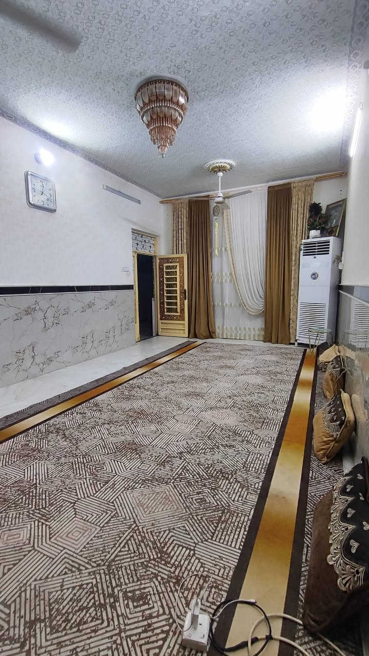 بسم لله الرحمن الرحيم
بيت للبيع
مساحة البيت 200م
طابو 
ارتفاع البناء 3متر وربع 
البيت كله كاشي ما عده الاستقبل بورسلاين
بناء نهاية 2018
البيت متكون من 
الطابق الاول 
2غرف 5×4
صاله 8×4
حمام داخلي 2×ونص
مطبخ حار 2×ونص
مطبخ بارد 6×4
استقبال 7×4
ساحه. سيراميك 
وحديقه 2×2 
الطابق الثاني 
غرفتين  هم 5×4 معكودات
مكان البيت ميسان القادسيه خلف مدرسة ابن الهيثم 
بيت نضيف كلش [ سعرا 105] وقابل لتفاوض.شي قليل
*********** تواصل واتساب واتصال
