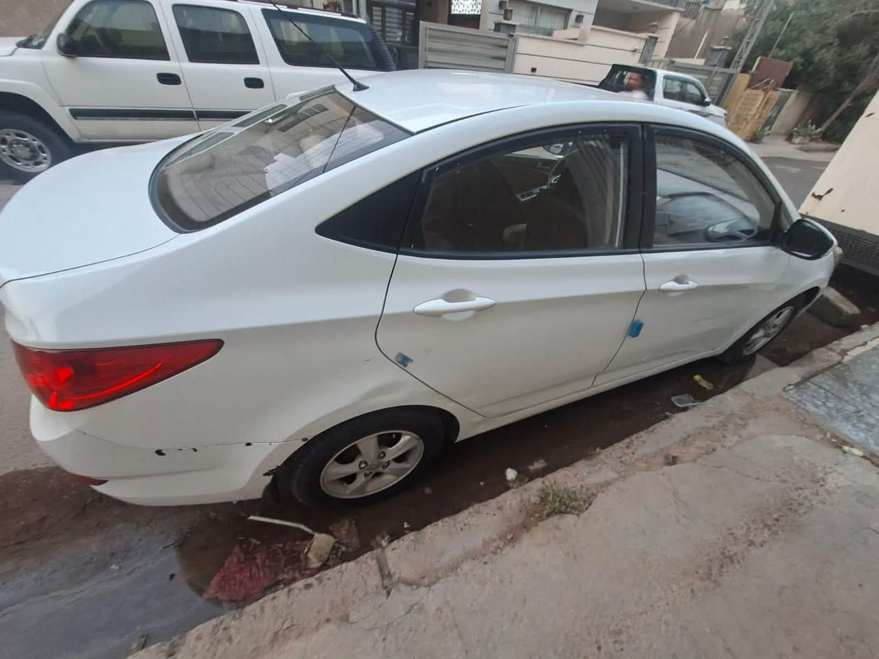 السلام عليكم اكسنت موديل 2013 السيارة بيها رشات صبغ بدون دواخل ولا ظربة مرقم بغداد بسمي السعر 80 ورقة وبيها مجال (***********) كير مكينة تبريد خير من الله صدرها جديد
