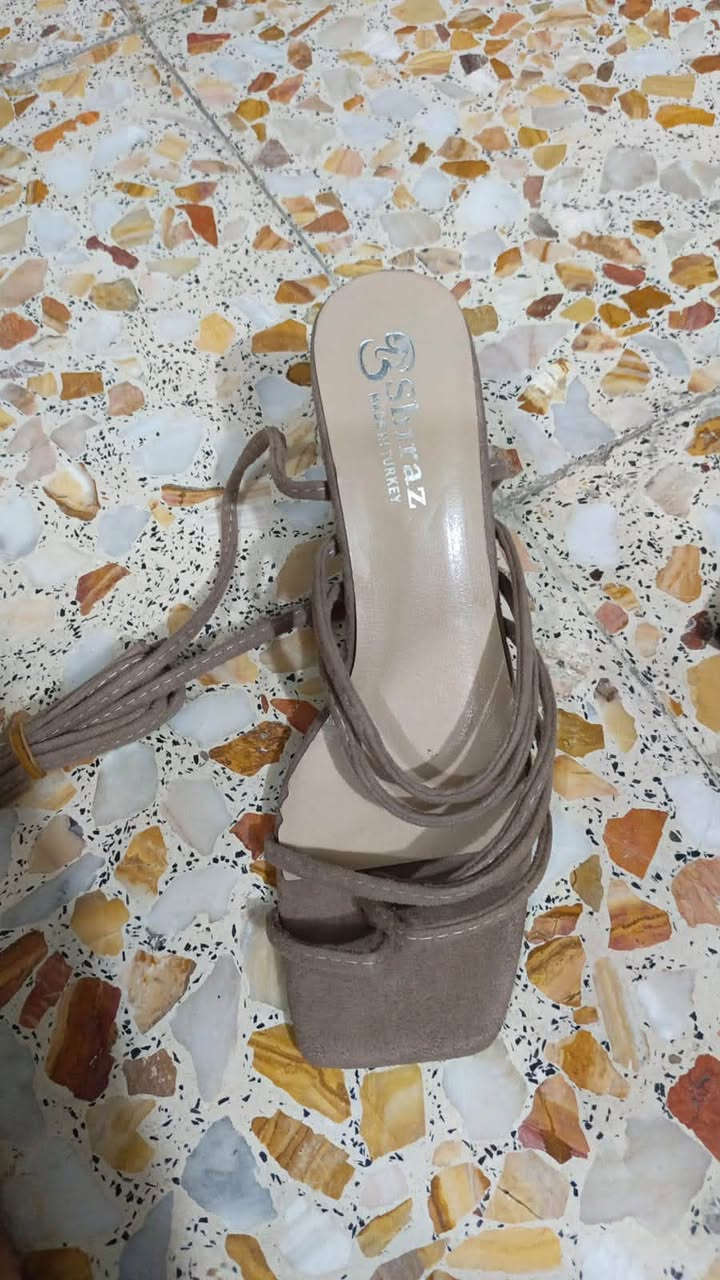 شلعه احذيه موديلات هواي وقياسات هواي تقريبا بيهن ١٠٠٠
الف قطعه *********** القطعه بألف ونص كلهن شلع وتجي وتشوفهن وبيك خير وتدلل
