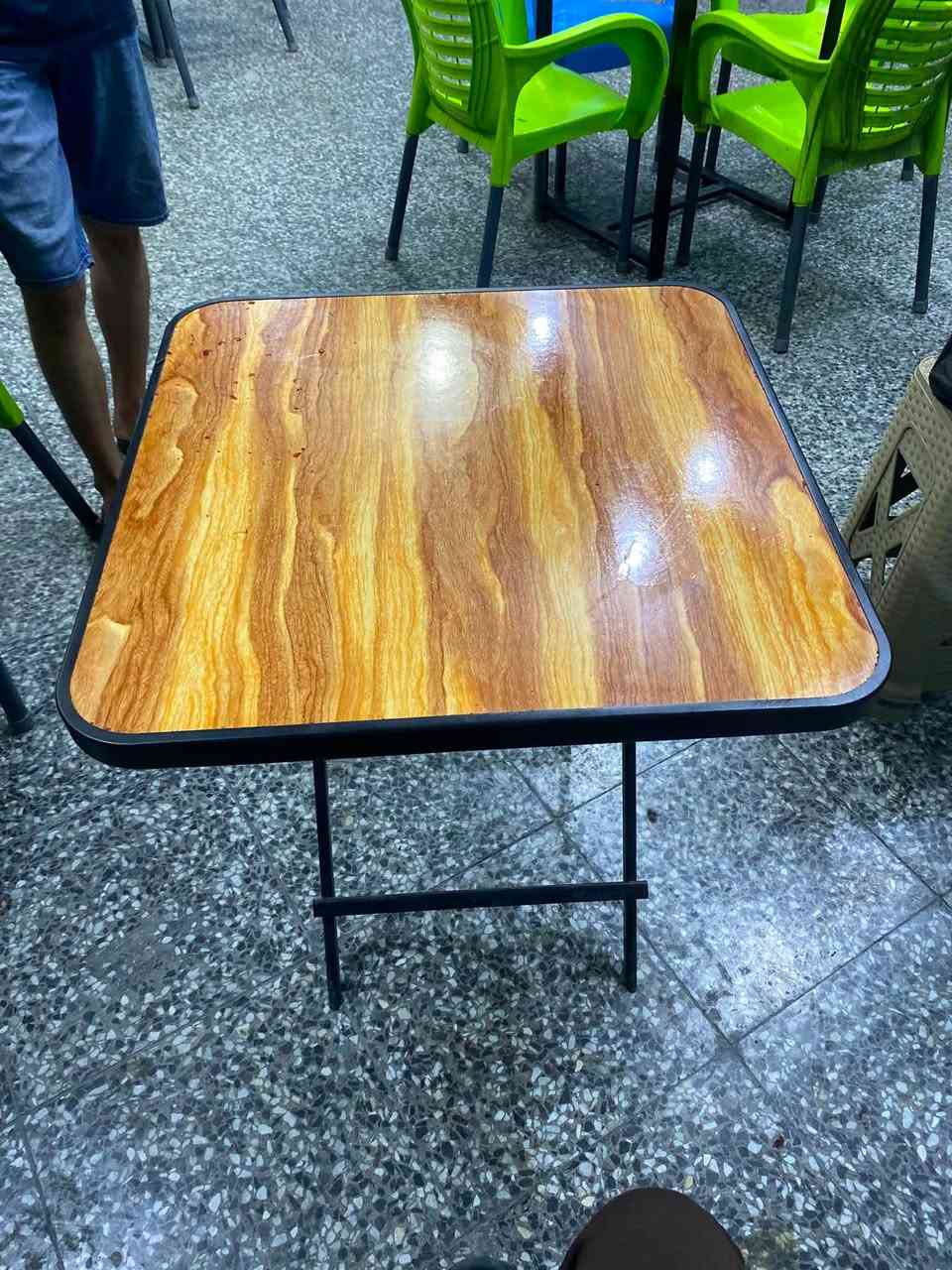 ميز طعام او ميز دومنه قياس 70 في 70
لعدد 4 قطع 
***********
