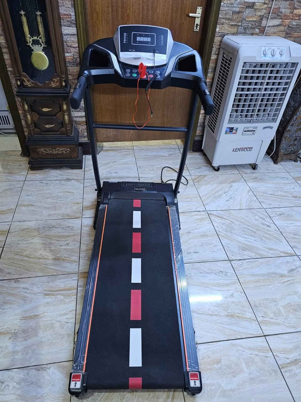 السلام عليكم 

جهاز جري من ماركة King Fitness العالمية، يجمع بين القوة المتناهية والتصميم الذكي ليوفر لك تجربة احترافية في منزلك. مصمم خصيصاً ليتحمل وزناً يصل إلى 120 كجم مع كفاءة عالية وثبات تام أثناء الركض. شاشة LED ذكية: تعرض لك كل المؤشرات الحيوية مباشرة (الوقت، السرعة، المسافة، ونبضات القلب) لمتابعة أدائك بدقة. مزود بمفتاح أمان أحمر للتوقف الفوري والمفاجئ لحمايتك أثناء التمارين. مزود بمفتاح أمان أحمر للتوقف الفوري والمفاجئ لحمايتك أثناء التمارين. جهاز قابل للطي بالكامل، مما يتيح لك تخزينه بسهولة في أي زاوية أو تحت السرير. 

السعر 225 الف 

للتواصل *********** متواجد واتس اب
