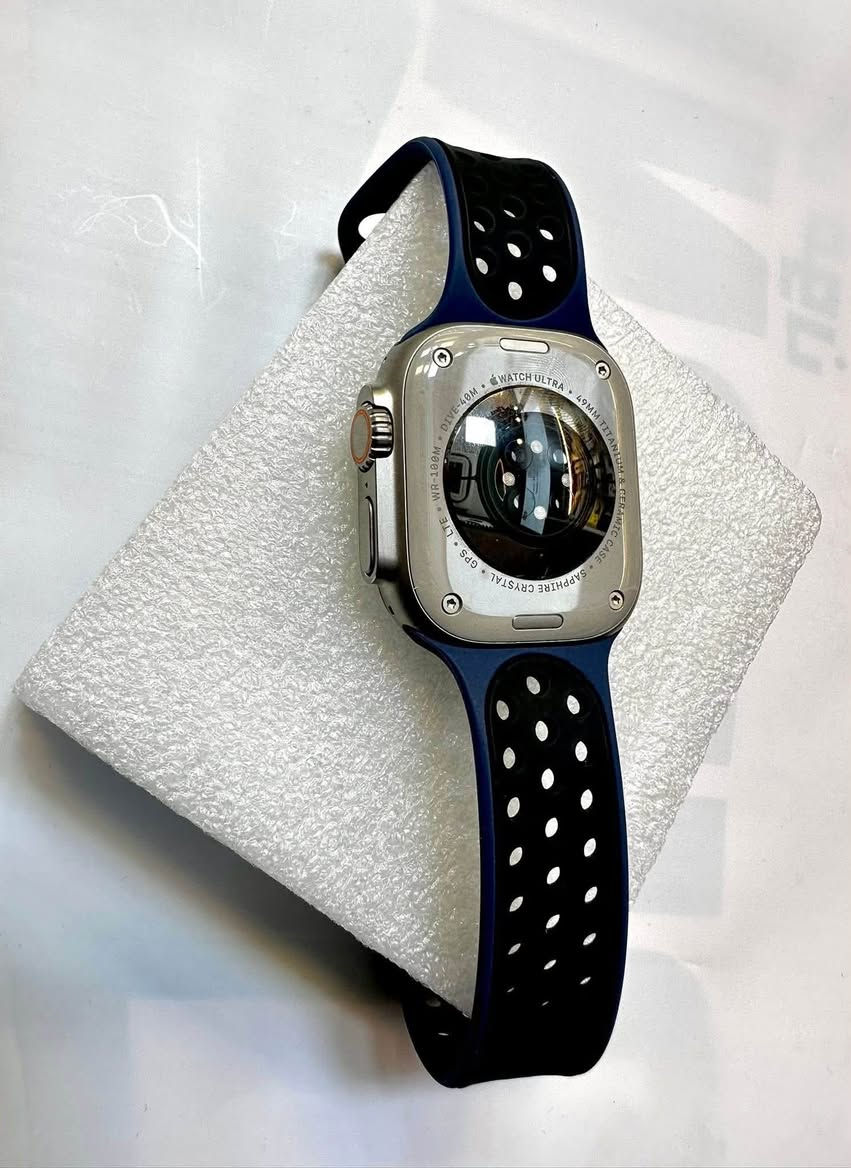 Apple
ساعة اللترا 2 
بطارية 100
السعر 575 الف 
عنواني زيونة 
***********

تتميز ساعة Apple Watch Ultra ( الجيل الثاني Ultra 2) بمواصفات جبارة مصممة للرياضيين والمغامرين والاستخدام الشاق. إليك أبرز مميزاتها:🏗️ التصميم والمتانةهيكل التيتانيوم: مصنوعة من تيتانيوم عالي الجودة بمقاس 49 مم، وهو خفيف الوزن ومقاوم جداً للصدمات والخدوش.شاشة ياقوتية مسطحة: محمية بطبقة من الكريستال الياقوتي الصلب لحمايتها من الكسر.زر الحركة (Action Button): زر برتقالي جانبي قابل للتخصيص لفتح التمارين، تشغيل المصباح، أو تسجيل نقاط الطريق بضغطة واحدة.📺 الشاشة والبطاريةالسطوع الأعلى: شاشة ريتنا تقدم سطوعاً يصل إلى 3000 شمعة (في Ultra 2)، مما يضمن رؤية مثالية تحت أشعة الشمس المباشرة في العراق.البطارية الأقوى: تدوم حتى 36 ساعة من الاستخدام العادي، وتصل إلى 72 ساعة في وضع توفير الطاقة.🏃‍♂️ الرياضة والمغامراتنظام GPS ثنائي التردد: دقيق جداً لتحديد المواقع وتتبع المسارات حتى في المناطق الصحراوية أو بين البنايات العالية.مقاومة الماء والغوص: مقاومة للماء حتى عمق 100 متر، ومجهزة بمقياس عمق ومستشعر لحرارة الماء للغوص حتى عمق 40 متراً.صفارة إنذار: مدمجة في الساعة تصدر صوتاً بقوة 86 ديسيبل للمساعدة في حالات الطوارئ لتحديد مكانك.🩺 الصحة والسلامةتتضمن مستشعرات متطورة لقياس نبضات القلب، تخطيط القلب (ECG)، ومراقبة مستويات النوم.ميزة اكتشاف الاصطدام والسقوط للاتصال بالطوارئ تلقائياً في حال حدوث حادث لا سامح الله.إذا كنت مهتماً بالجيل الثاني (Ultra 2)، فهي تدعم أيضاً ميزة النقر المزدوج (Double Tap) بالإصبع للرد على المكالمات دون لمس الشاشة. .
