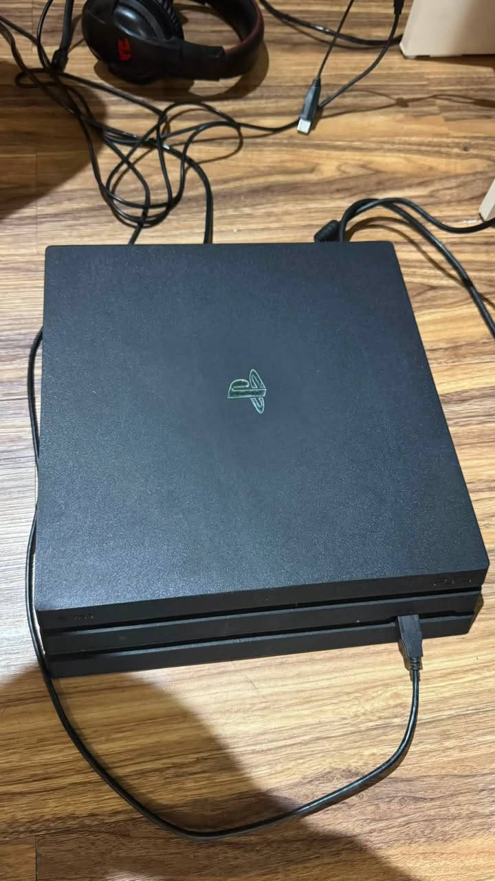 بلي فور 4 pro.
1 تيرا اونلاين نضيف جداً تجي وتشوف نضافته وتفحصه بيدك الجهاز ابد ما داخل صيانه على ايدي ويا ملحقاته وكارتونه السعر 350 الف قفل قفل قفل 🔒 ***********
