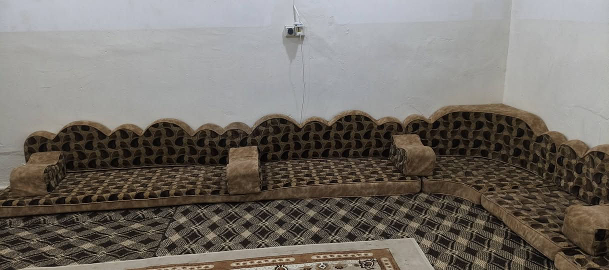 مد عربي ديوان اسفنج ضخت ما نازل بشرط فقط تقريبا شبر اقل والله صاحبها مليون فصلت مستخدم  سنة ونص الي يريد  السعر 300 الف ومجال عنوان دوميز
