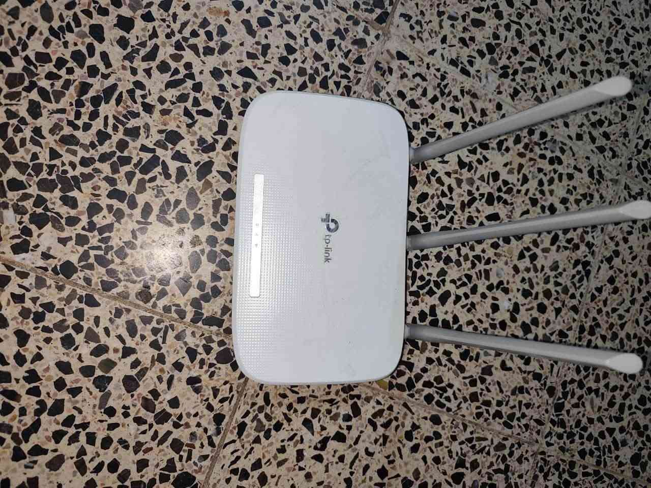 سلام عليكم راوتر نضيف مستعمل شي قليل سعره ٢٠ الف نانو جديد سعره ٧٠ وبي مجال كامل ملحقات ويا واير نت *********** وتساب فقط
