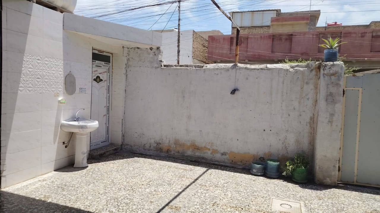 السلام عليكم بيت مساحة 200 متر قاطين اللبيع بل حسينية شارع الخدمات خلف جامع زينب الكبرى السعر 140 وهذا رقمي بي وتساب ***********@
