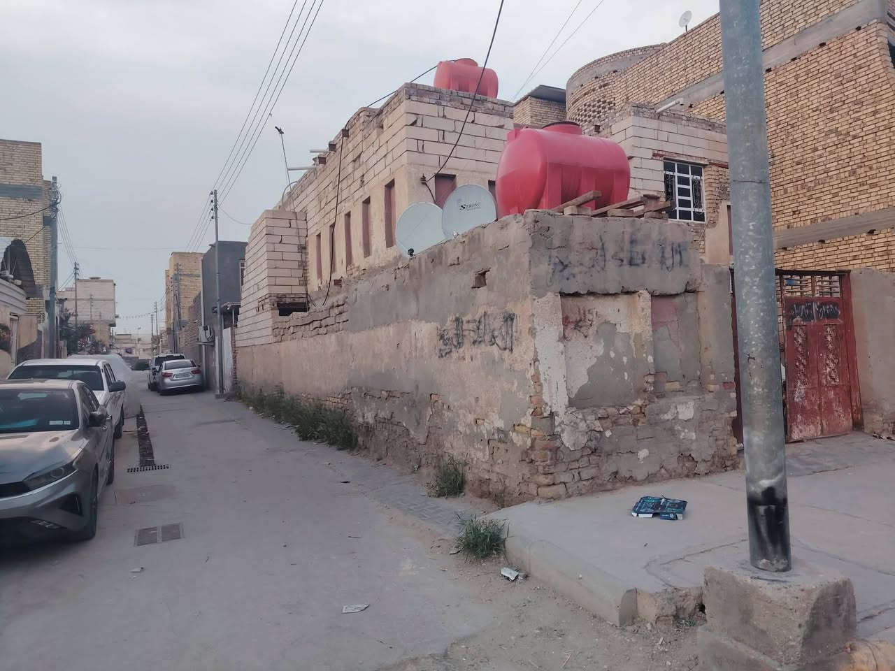 بيت للبيع ٢٠٠ م ركن على شارع ٤٠ بناء قديم
الحي العسكري قرب مدرسة الصناديد
***********
