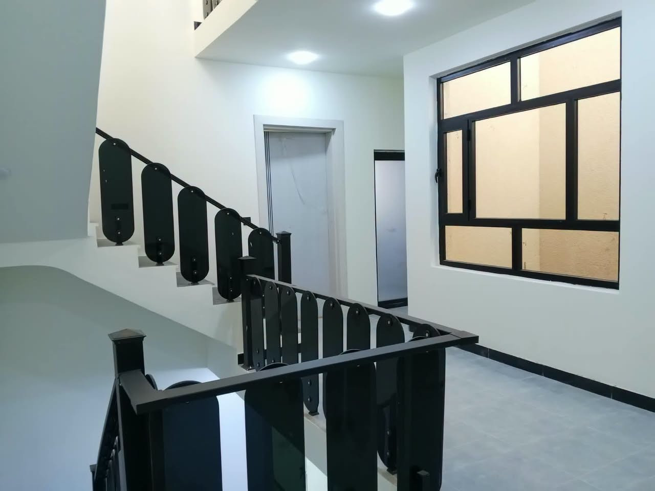 السلام عليكم دار🏠 125م للبيع واجه 6.25 نزال 25م مدخلين 
يحتوي على خمس غرف نوم مطابخ عدد ثنين صاله هول داخلي وباقي الخدمات طابقين ونص بناء حديث غير مسكون الموقع حي الجهاد الاساتذه قرب الاربع شوارع لطلب السعر💰 او الاستفسار
☎️*********** وتساب ابو يوسف
