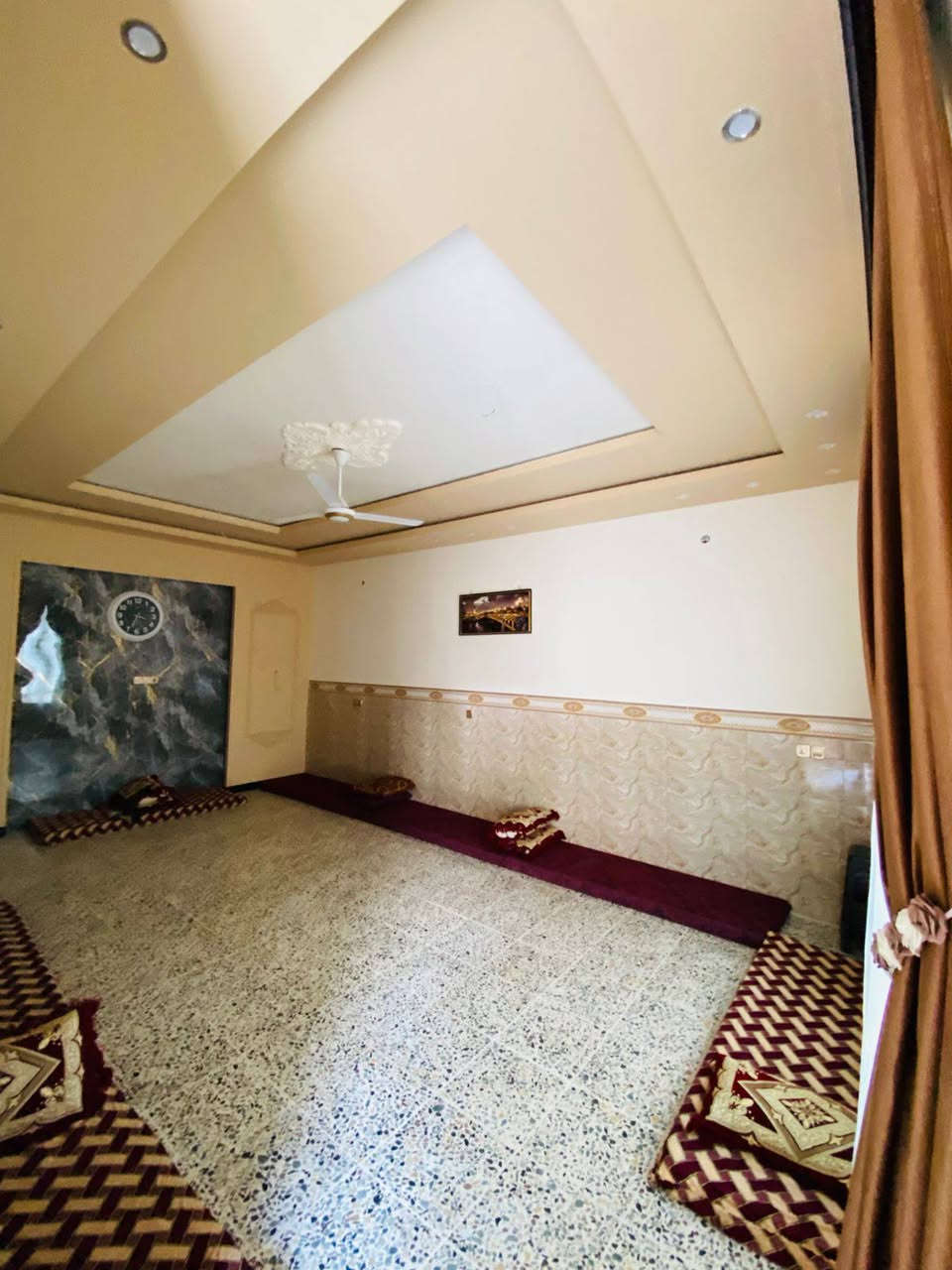 السلام عليكم بيت للبيع في حي جبيل قرب شارع 40الترابي المساحه 225 اطابق الاول كامل والطابق الثاني مسگف البيت متكون من غرفتين وصاله وديوانيه 2منور السعر80 وبي مجال الستفسار اكثر الاتصال على الارقام ***********/***********
