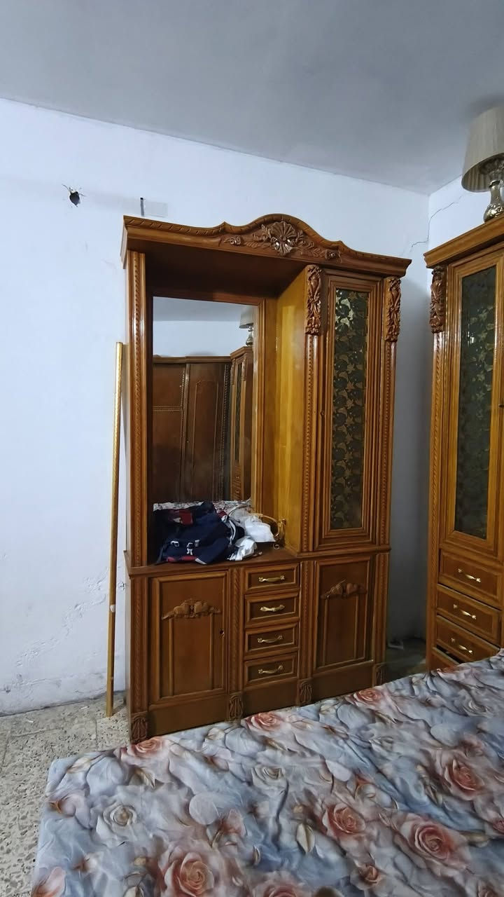 غرفة اخشاب • ٨ قطع • نضيفه