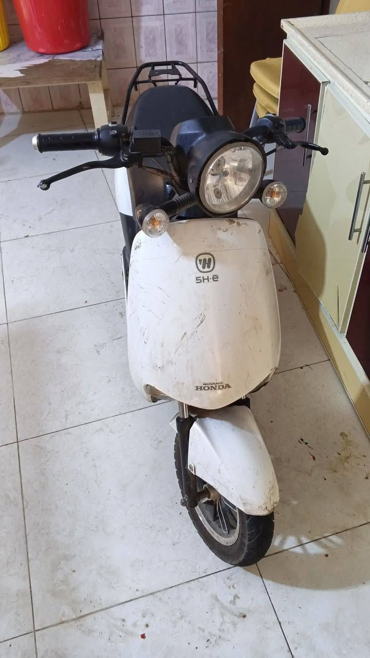 هوندا شحن ليثيوم
للبيع دراجه خير من الله 
يوميا من الزعفرانيه الباب الشرجي اروح واجي 
ابد ما وكفتني 500 الف ***********
