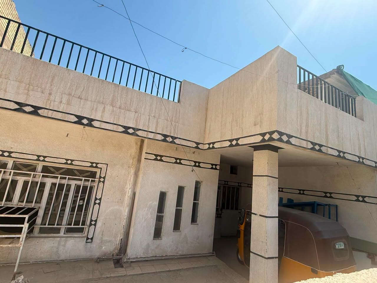 السلام عليكم للبيع للبيع يوجد لدينا بيت 200م في منطقه حي الجهاد الامانه باقرب من الشارع العام يحتوي على غرفتين نوم وصاله ومطبخ وخدمات هاتف ***********
